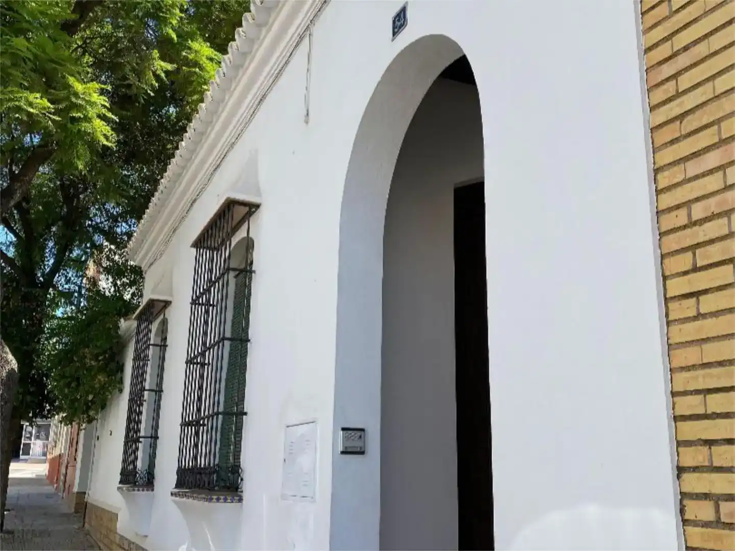 Vista exterior de Casa adosada en venda en Bollullos de la Mitación amb Aire condicionat
