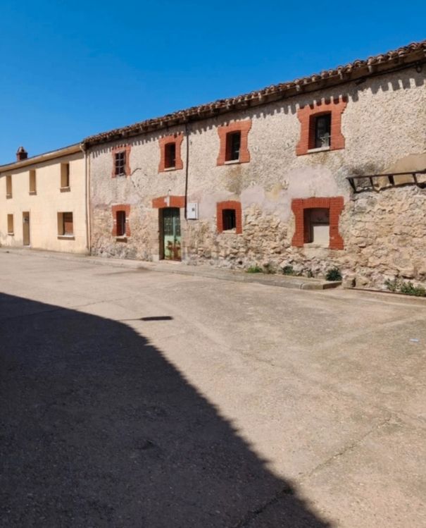Vista exterior de Casa o xalet en venda en Alfoz de Quintanadueñas amb Jardí privat i Traster