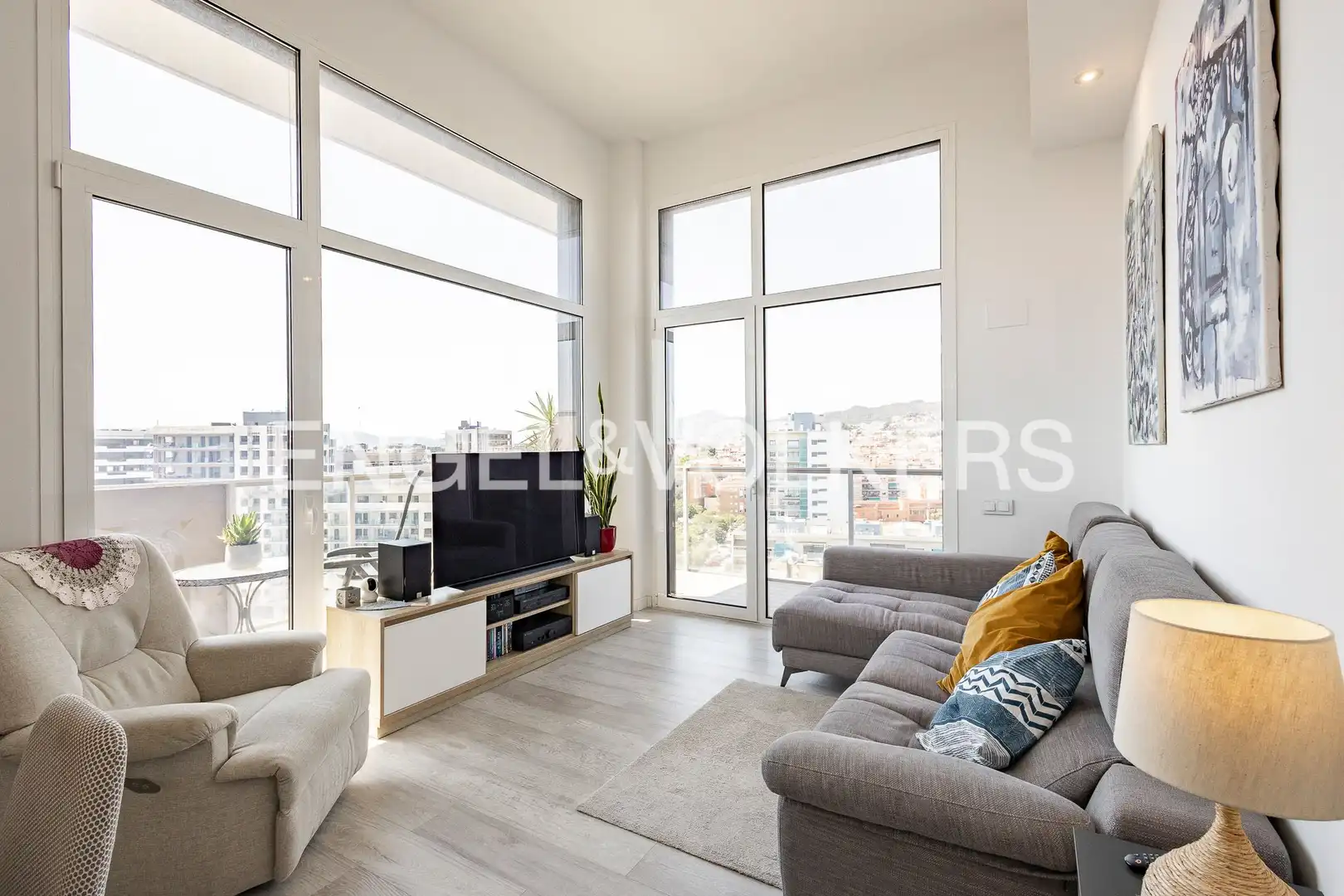 Sala d'estar de Àtic en venda en L'Hospitalet de Llobregat amb Aire condicionat, Calefacció i Parquet