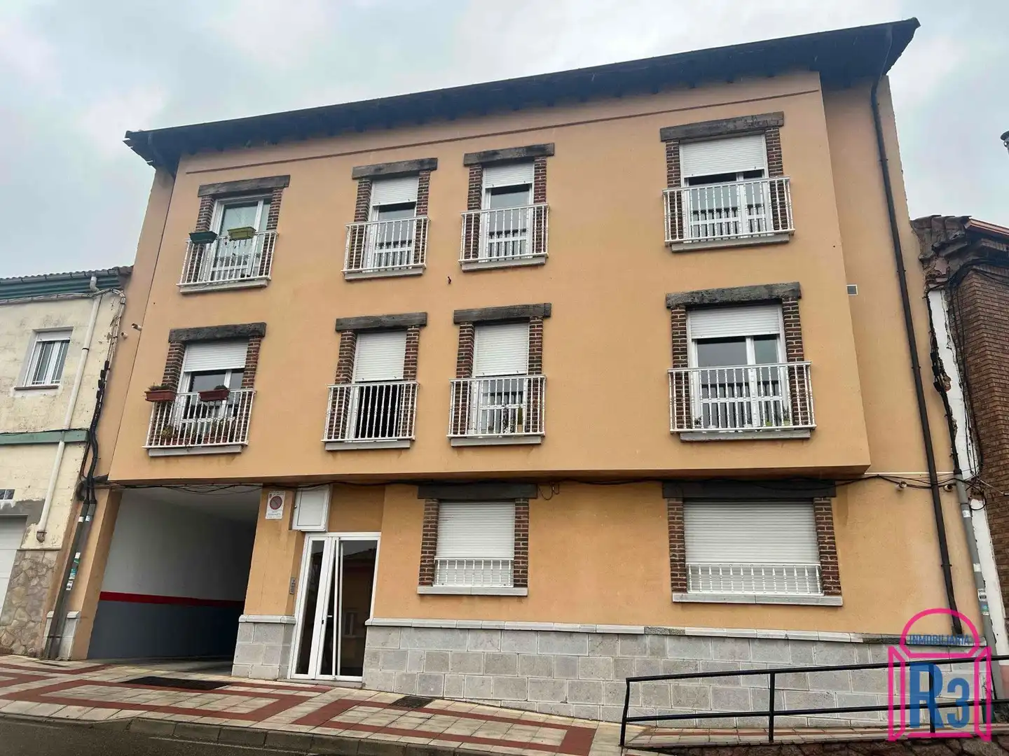 Vista exterior de Dúplex en venda en San Andrés del Rabanedo amb Calefacció, Traster i Moblat