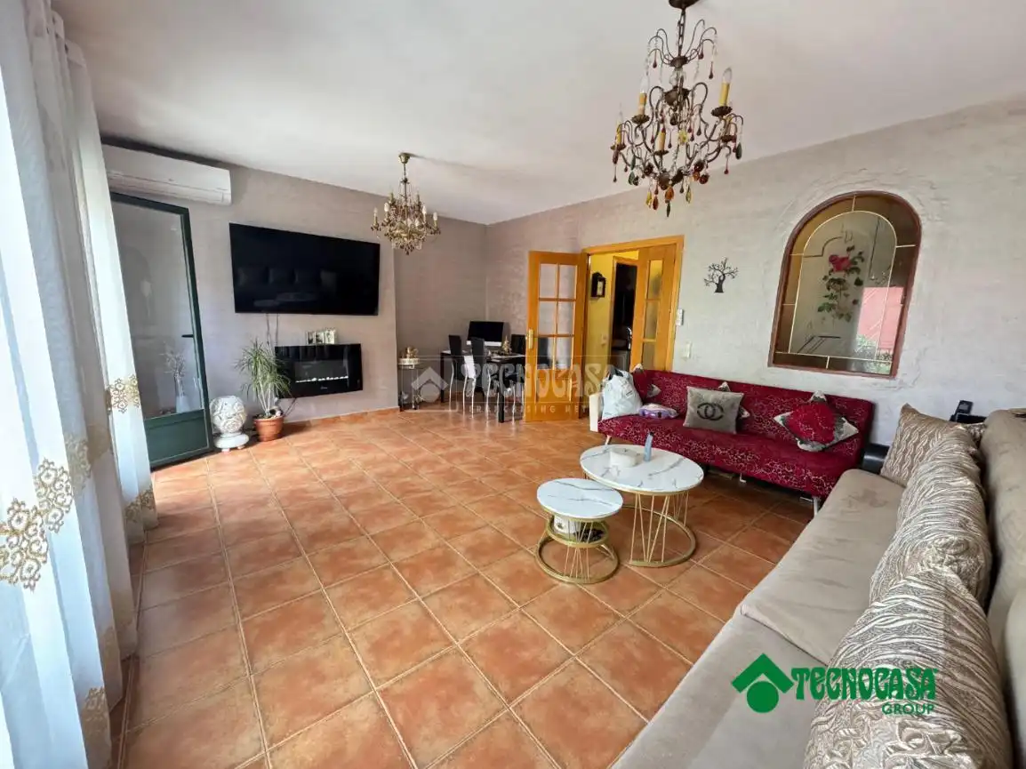 Sala de estar de Casa adosada en venta en Torrijos con Aire acondicionado, Calefacción y Jardín privado