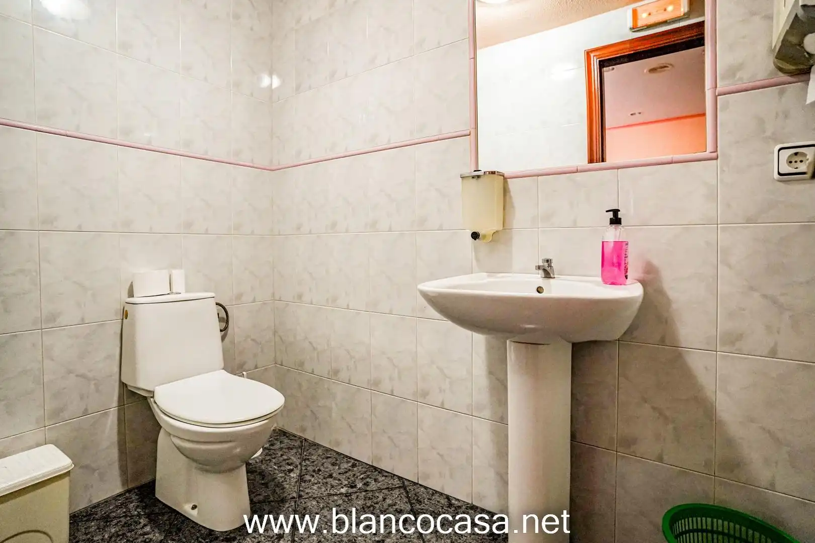 Bathroom of Commercial properties for rent in A Laracha    with Furnished