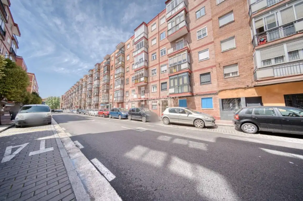 Vista exterior de Local en venda en Valladolid amb Aire condicionat