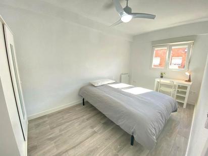 Bedroom of Flat to share in  Madrid Capital  with Heating, Washing machine and Internet