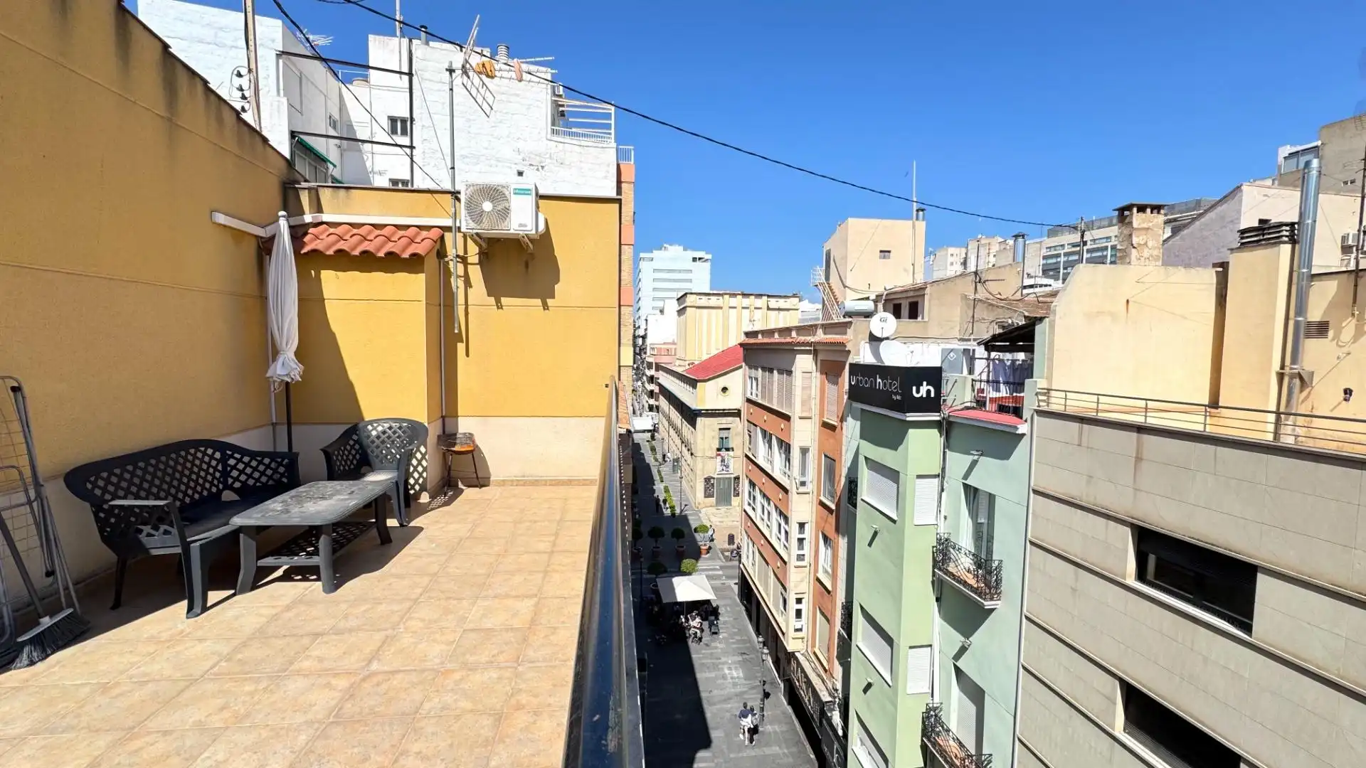 Vista exterior de Àtic en venda en Alicante / Alacant amb Aire condicionat, Terrassa i Moblat