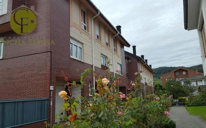 Vista exterior de Casa o xalet en venda en Los Corrales de Buelna  amb Terrassa