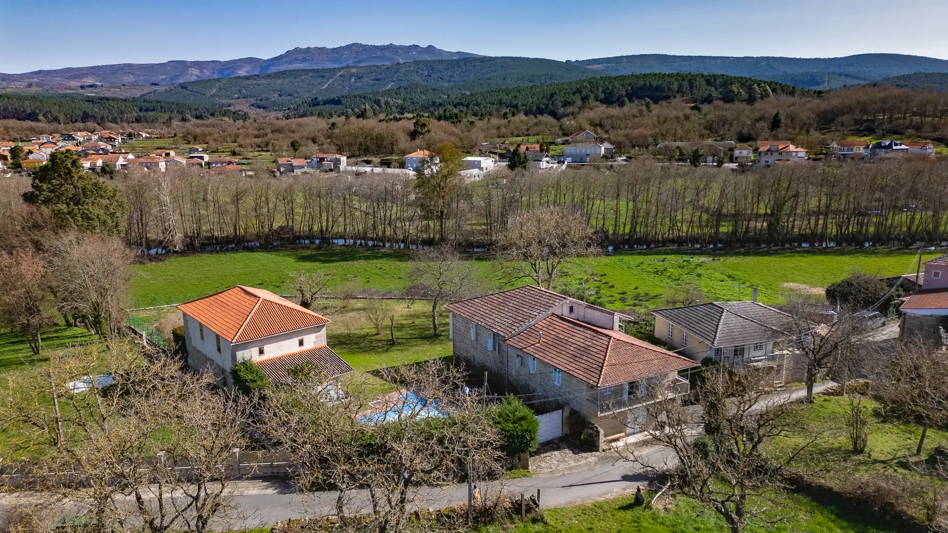 Vista exterior de Finca rústica en venta en Vilar de Barrio con Piscina