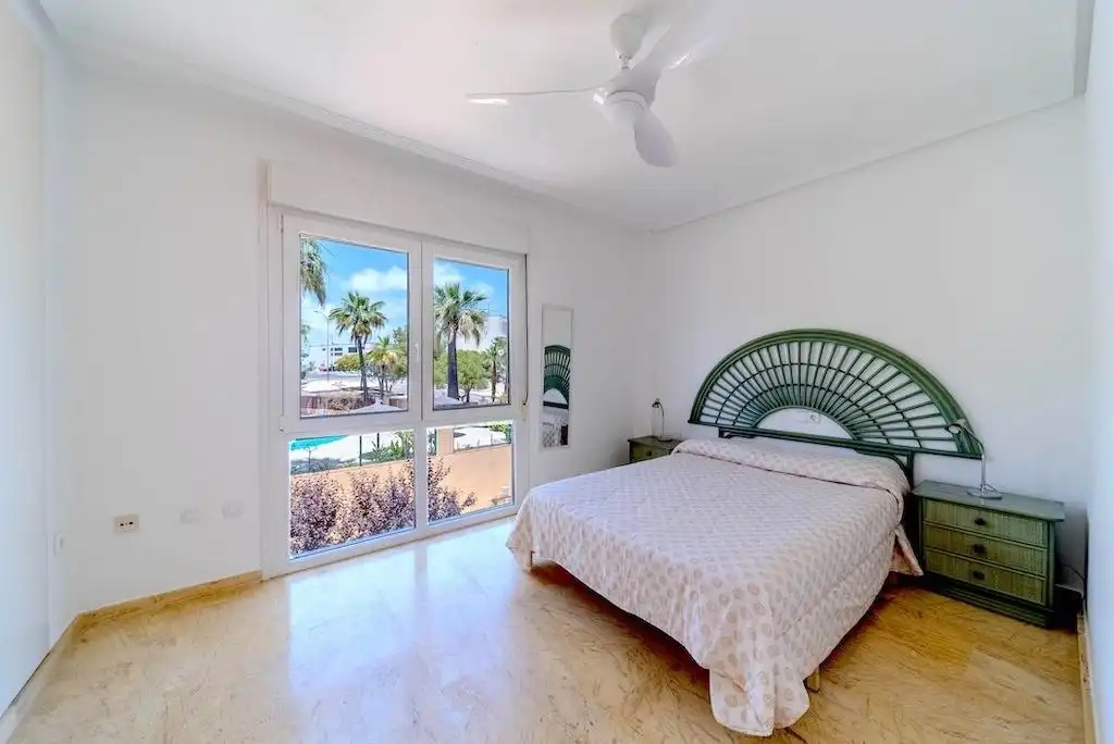 Dormitori de Casa adosada en venda en Orihuela amb Aire condicionat, Piscina i Moblat