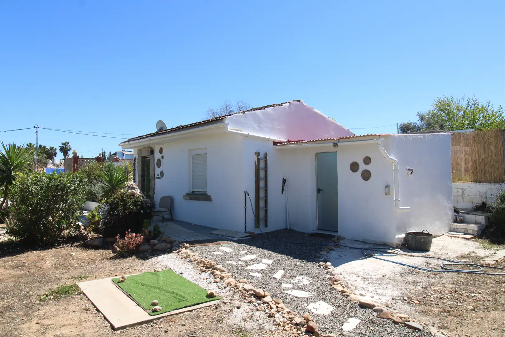 Vista exterior de Casa o xalet en venda en Alhaurín de la Torre amb Aire condicionat, Calefacció i Jardí privat