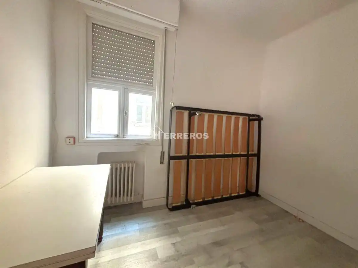 Habitación de Piso en venta en  Logroño con Calefacción, Parquet y Terraza
