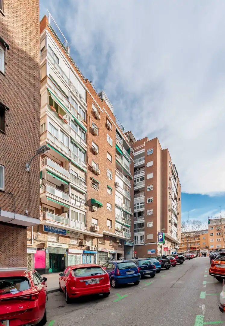 Vista exterior de Piso en venta en Madrid con Calefacción
