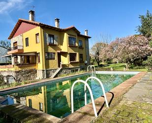 Piscina de Casa o xalet en venda en Gijón  amb Calefacció, Parquet i Terrassa