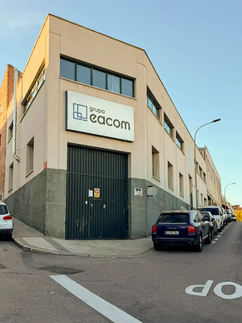 Vista exterior de Nau industrial en venda en San Sebastián de los Reyes amb Calefacció i Alarma