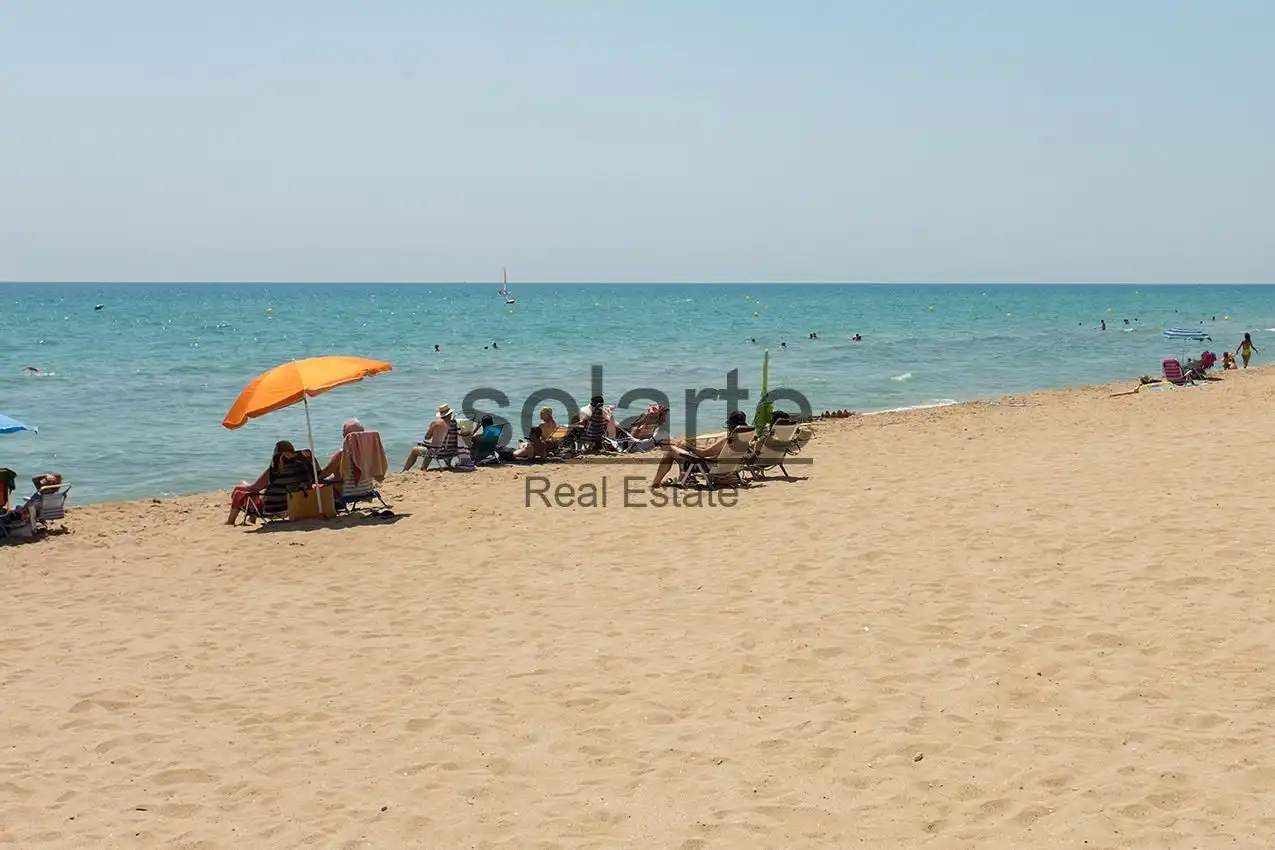 Vista exterior de Casa o xalet en venda en Cunit amb Balcó i Piscina comunitària