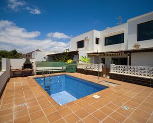 Vista exterior de Casa o xalet en venda en Teguise amb Jardí privat, Terrassa i Piscina