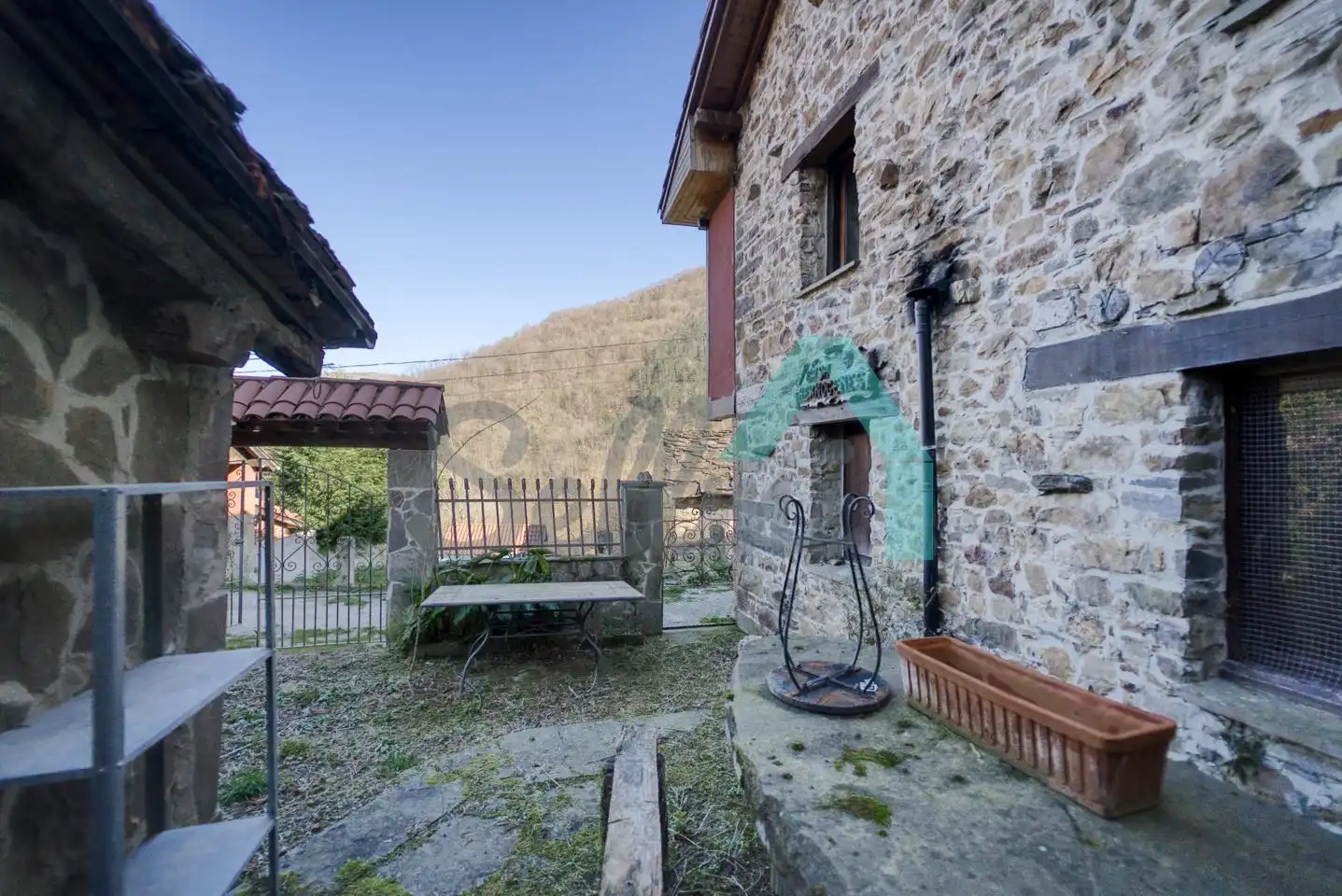 Vista exterior de Casa adosada en venda en Aller amb Jardí privat, Terrassa i Traster