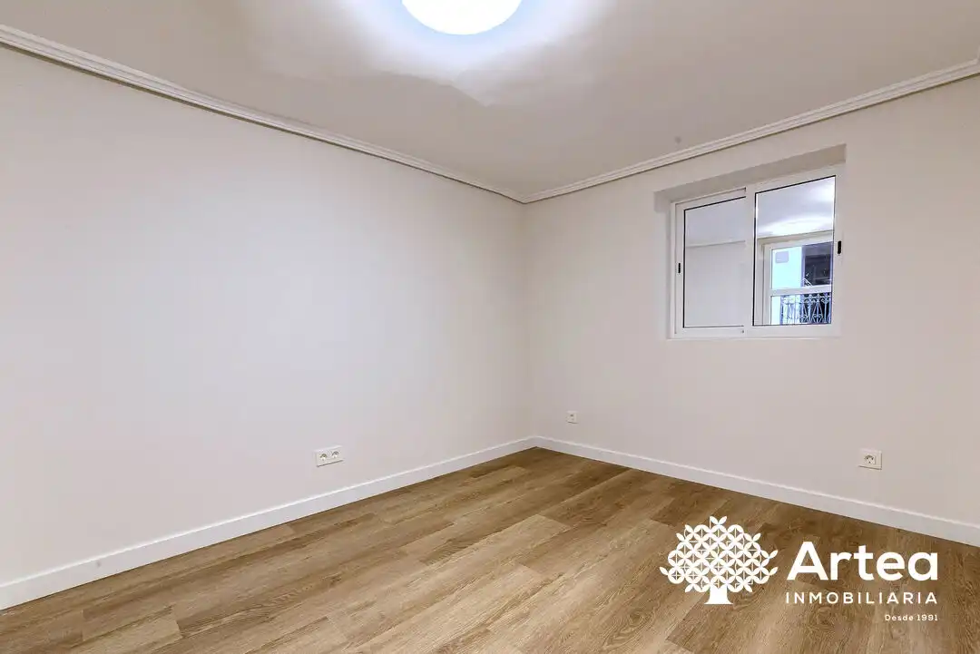 Habitación de Piso en venta en Bilbao  con Balcón y Alarma
