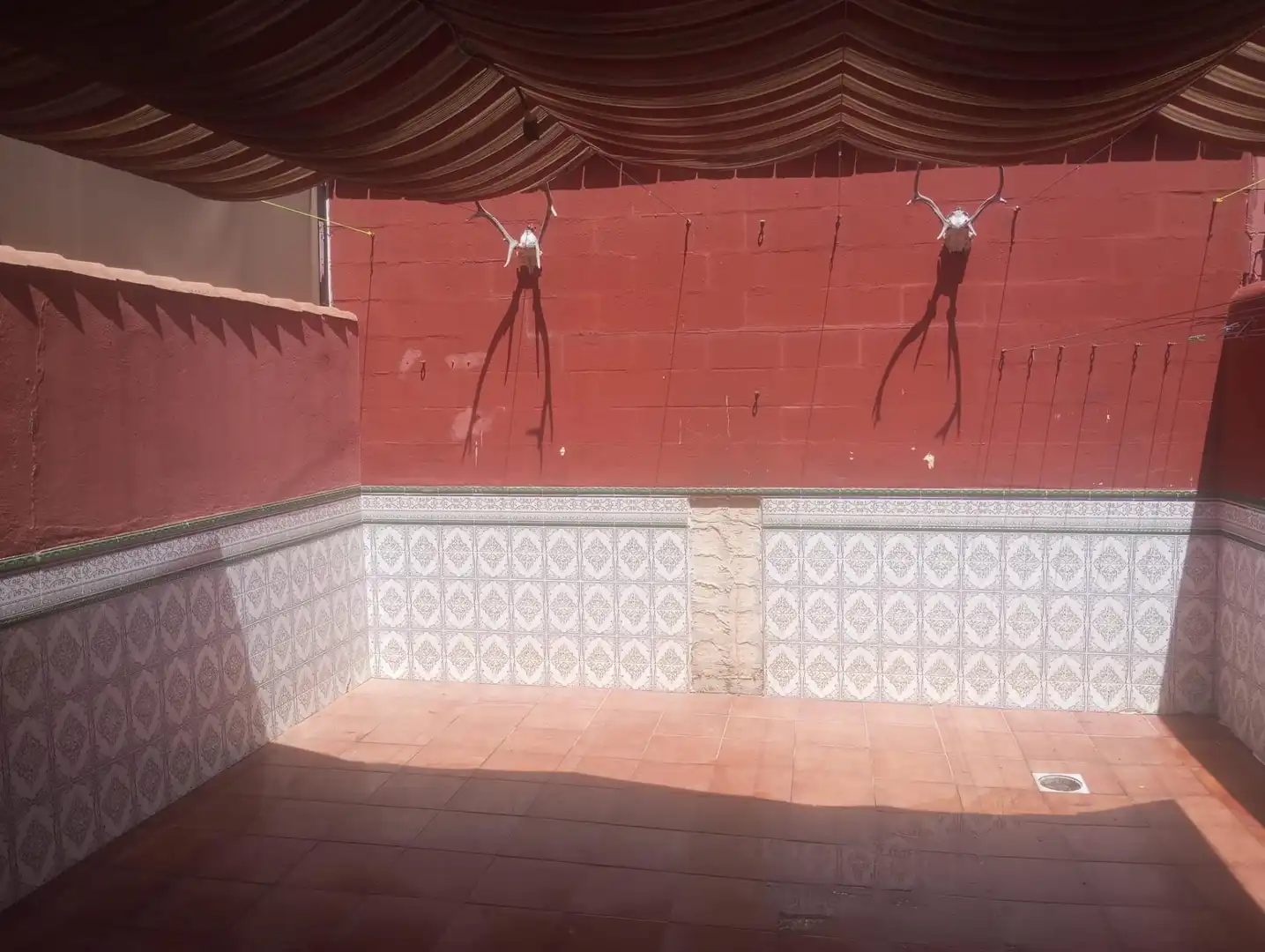 Terrasse von Einfamilien-Reihenhaus zum Verkauf in Algeciras mit Privatgarten und Gemeinschaftspool