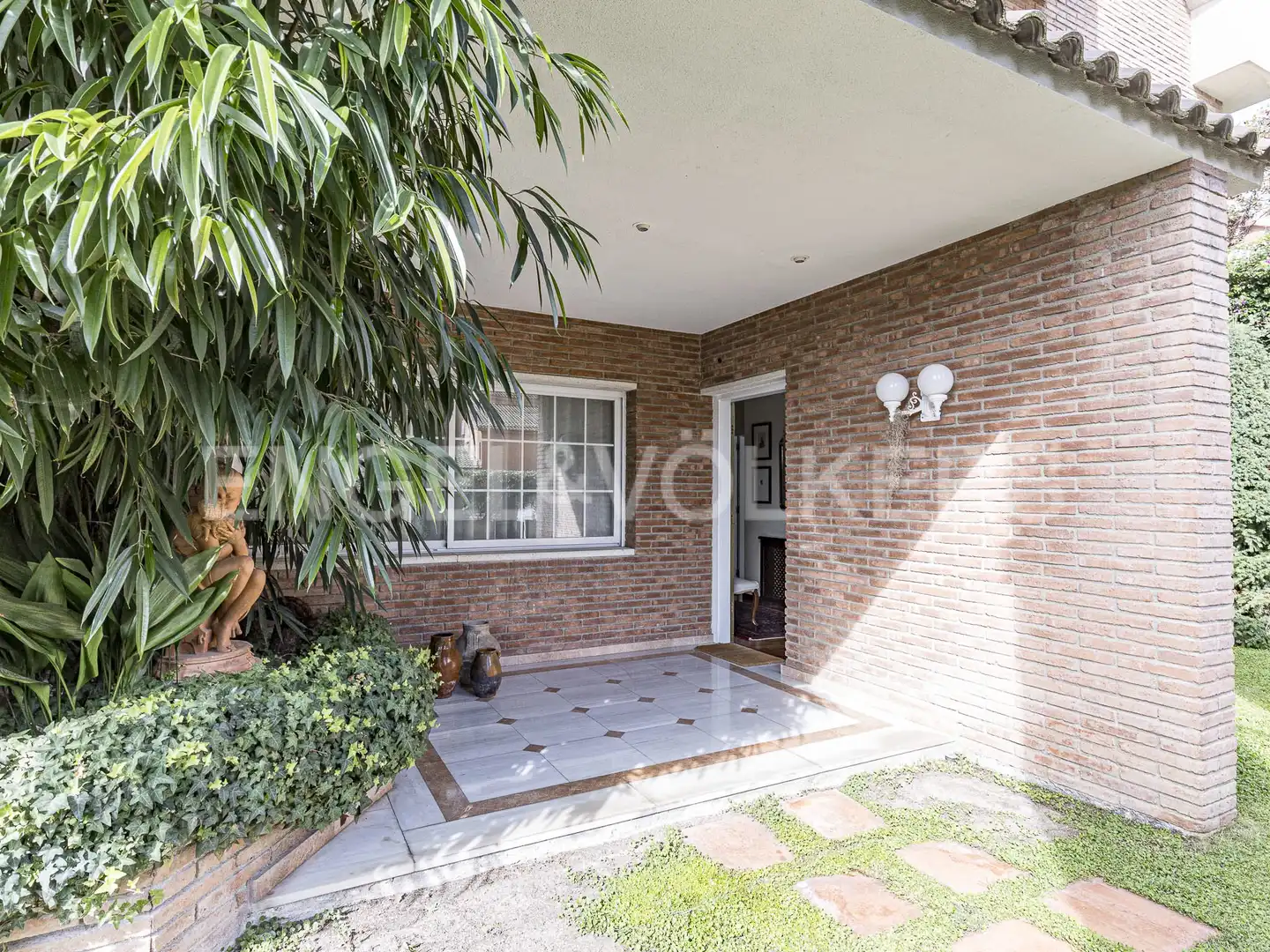 Vista exterior de Casa o xalet en venda en Sant Just Desvern amb Aire condicionat, Calefacció i Jardí privat