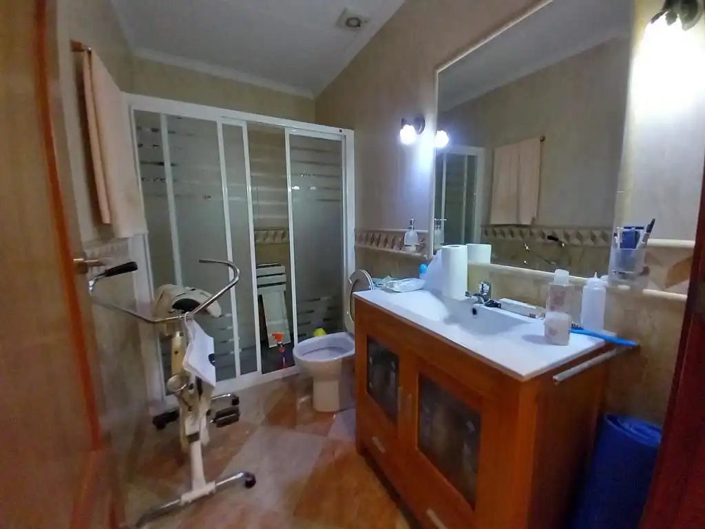 Badezimmer von Einfamilien-Reihenhaus zum Verkauf in Martos mit Terrasse und Möbliert