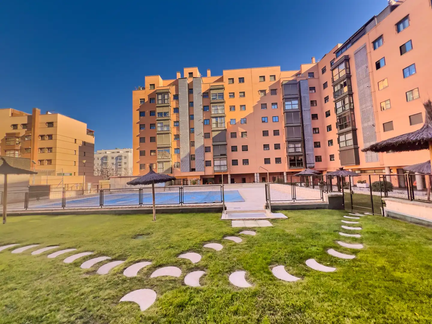 Vista exterior de Àtic en venda en Madrid amb Aire condicionat, Calefacció i Jardí privat