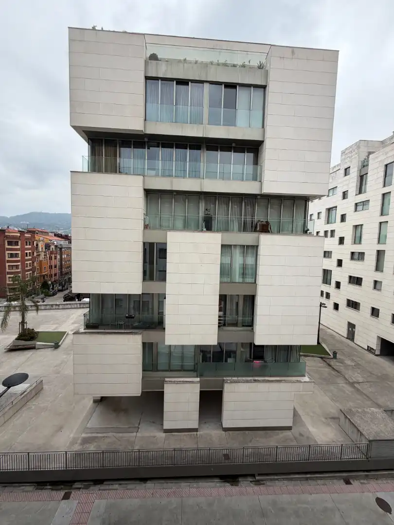 Außenansicht von Wohnung zur Miete in Oviedo  mit Heizung, Parkett und Abstellraum