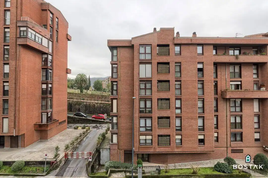 Vista exterior de Piso en venta en Bilbao  con Calefacción, Trastero y Amueblado