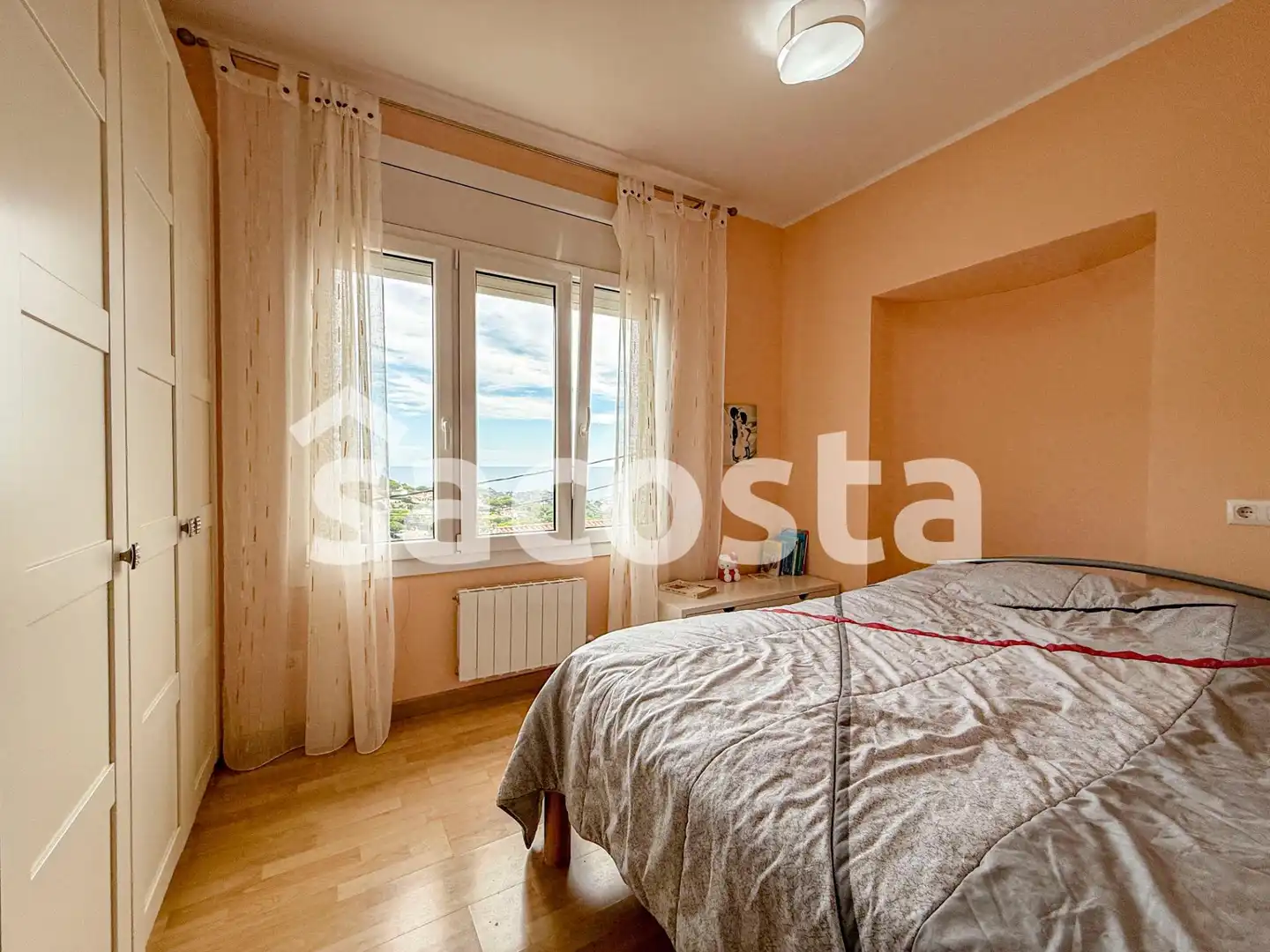 Schlafzimmer von Haus oder Chalet zum Verkauf in Lloret de Mar mit Klimaanlage, Heizung und Privatgarten