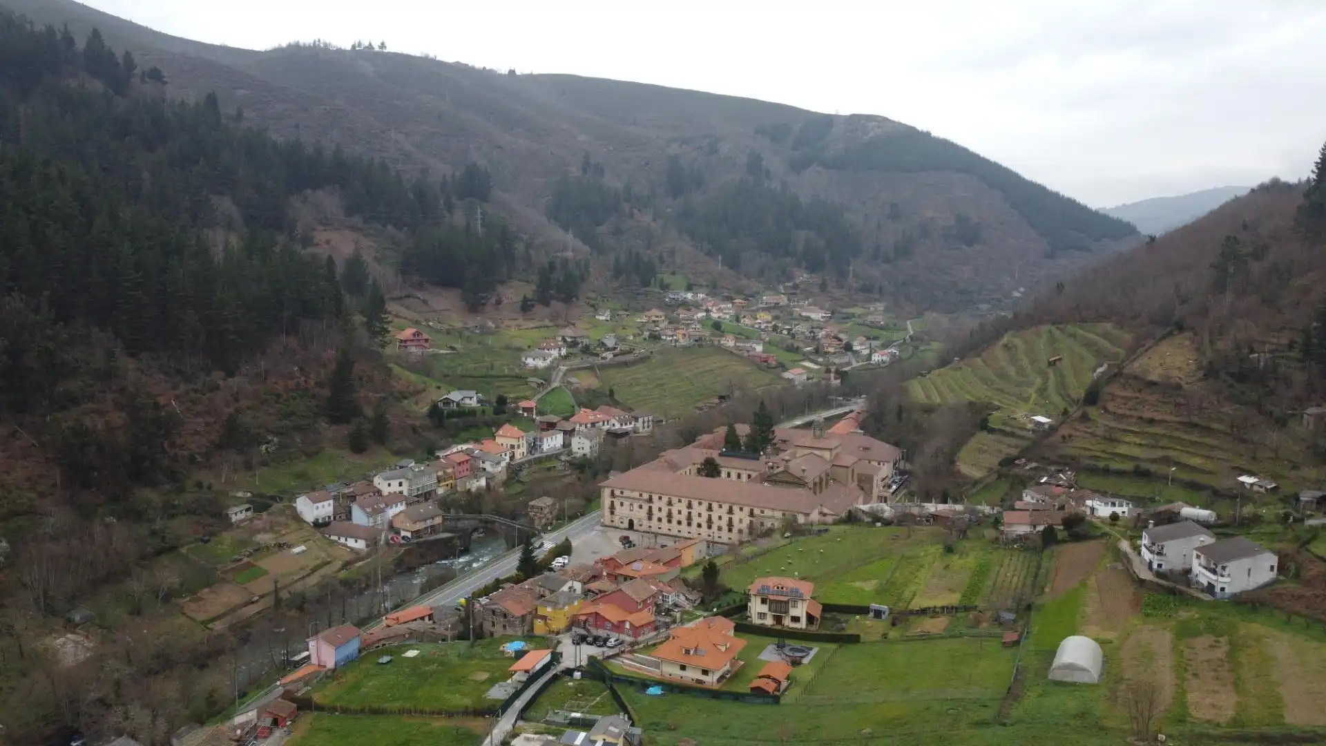 Vista exterior de Casa o xalet en venda en Cangas del Narcea amb Calefacció, Jardí privat i Terrassa