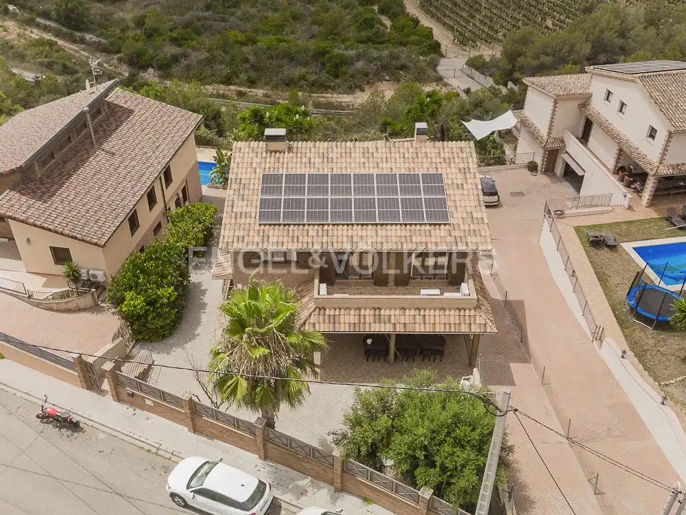 Vista exterior de Casa o xalet en venda en Cubelles amb Aire condicionat, Calefacció i Jardí privat