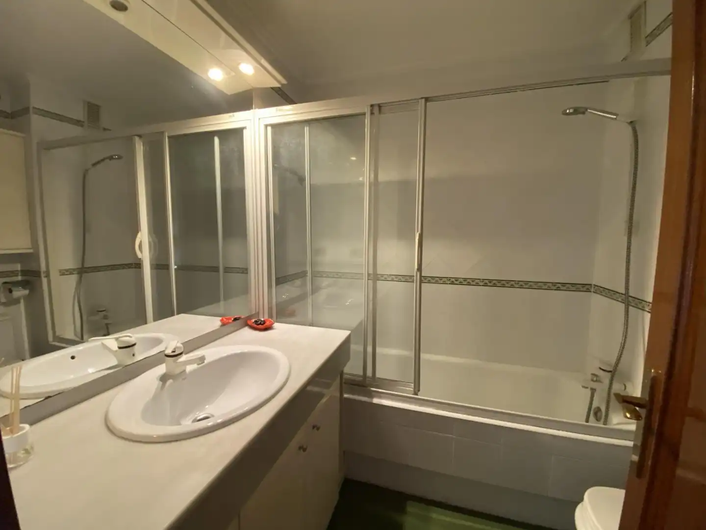 Badezimmer von Einfamilien-Reihenhaus zum Verkauf in Loiu mit Heizung, Privatgarten und Terrasse