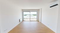 Sala d'estar de Pis en venda en Salt amb Aire condicionat, Terrassa i Piscina