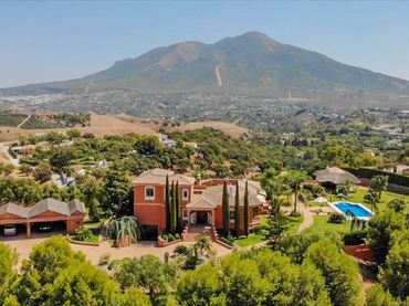 Casa rústica con balcón en venta en Coín
