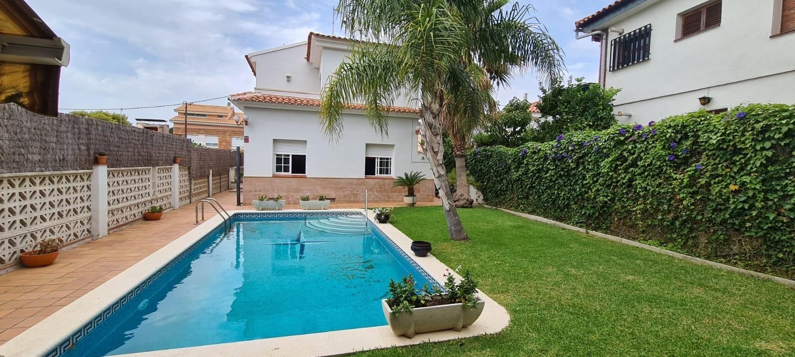 Vista exterior de Casa o xalet en venda en Calafell amb Aire condicionat, Calefacció i Jardí privat
