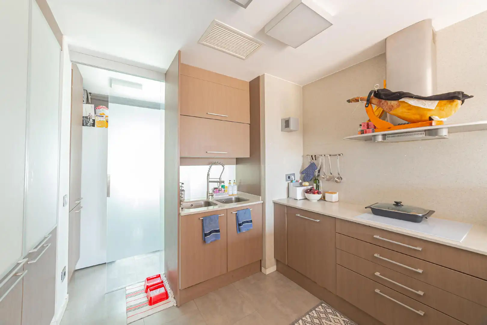 Cocina de Casa adosada en venta en Barcelona con Aire acondicionado, Calefacción y Jardín privado