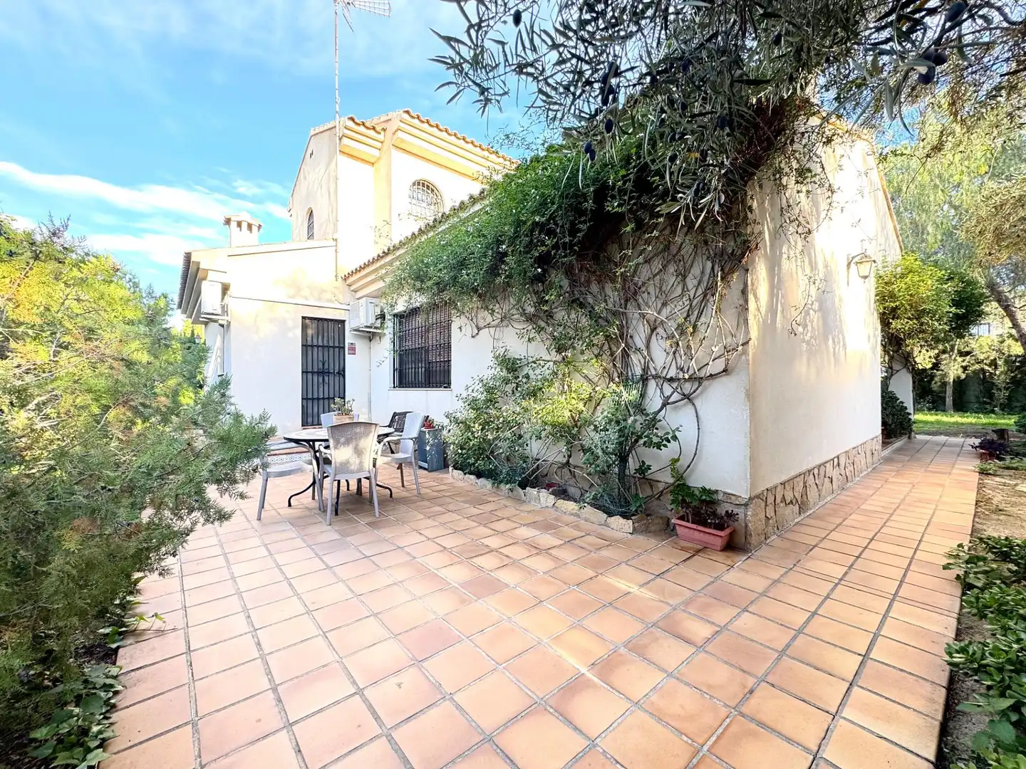 Exterior view of Houses for sale in Mutxamel  with Air Conditioner, Private garden and Terrace