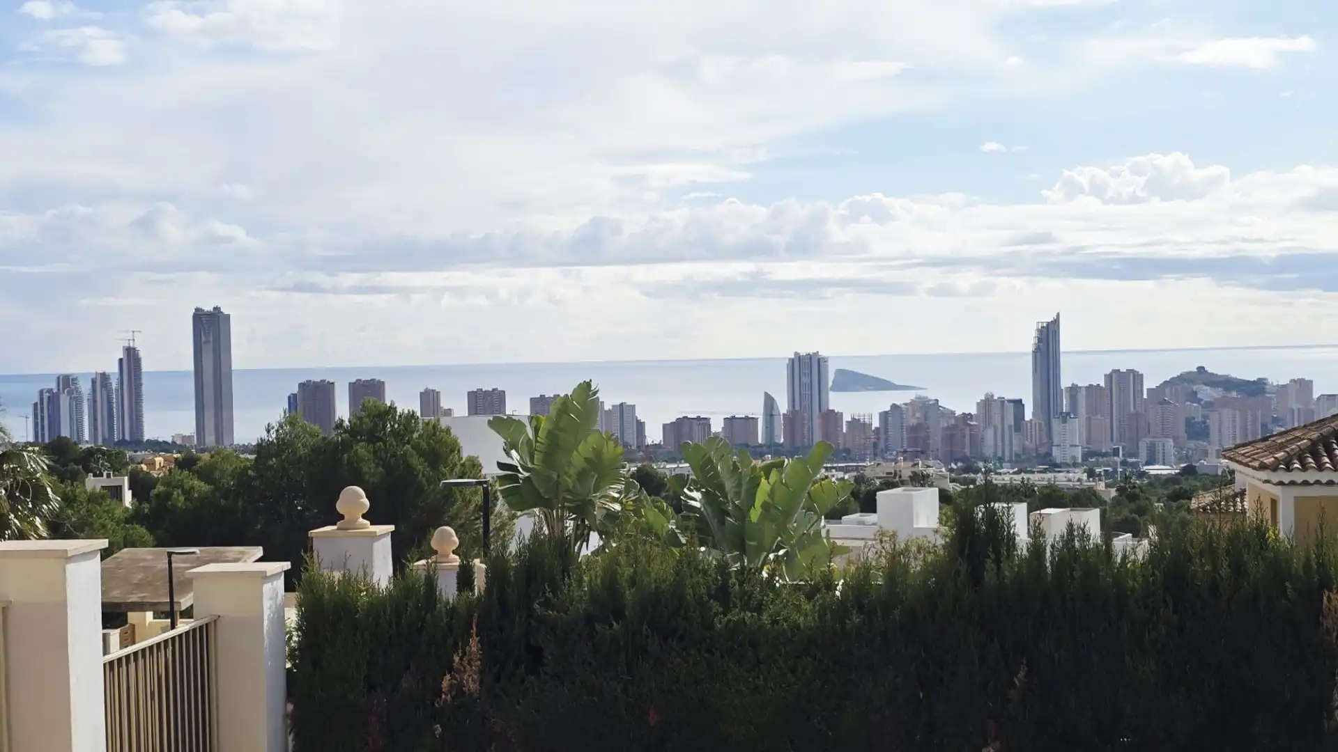 Vista exterior de Casa o xalet en venda en Finestrat amb Aire condicionat, Jardí privat i Traster
