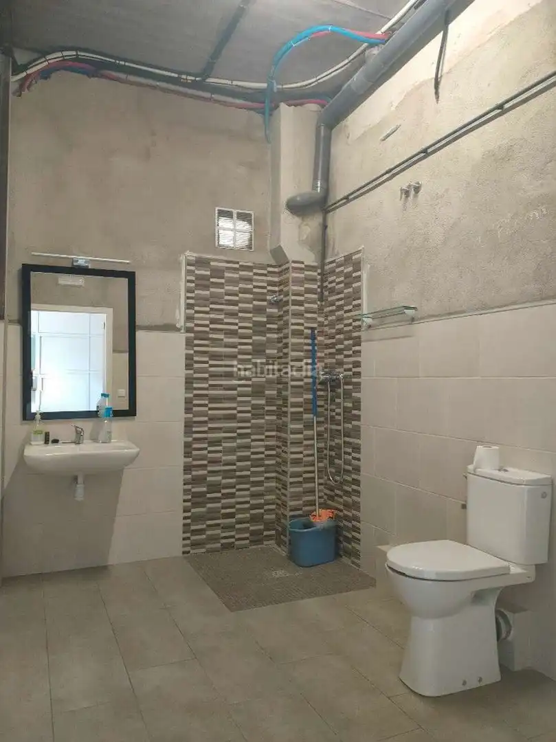 Badezimmer von Fabrikhallen zur Miete in Hostalric