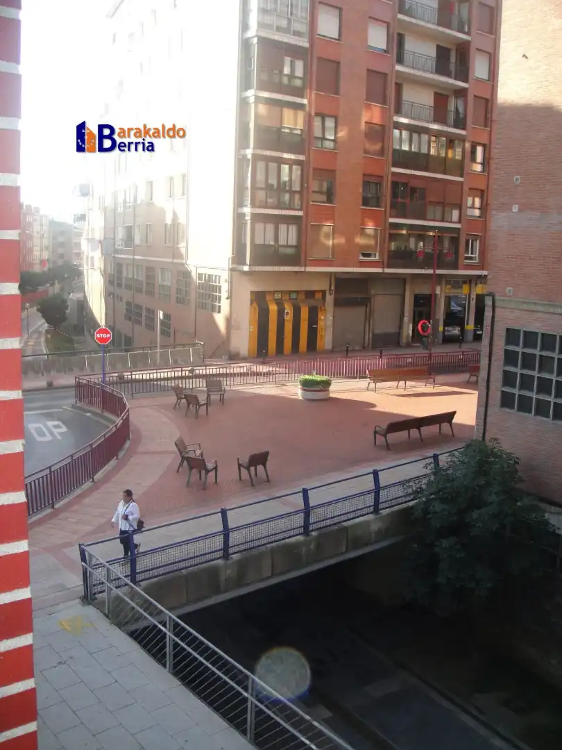 Vista exterior de Oficina en venda en Barakaldo  amb Moblat