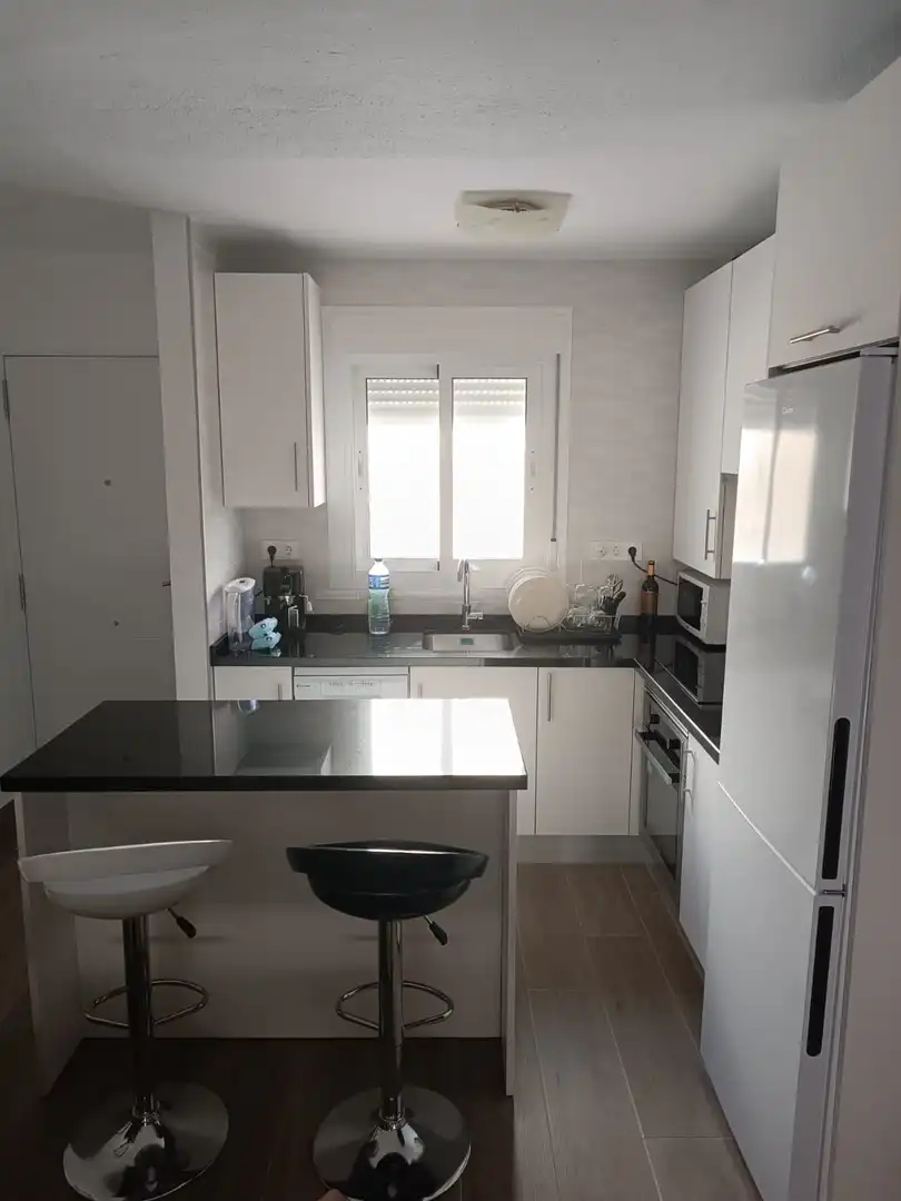 Cuina de Apartament de lloguer en Benalmádena amb Aire condicionat, Terrassa i Moblat