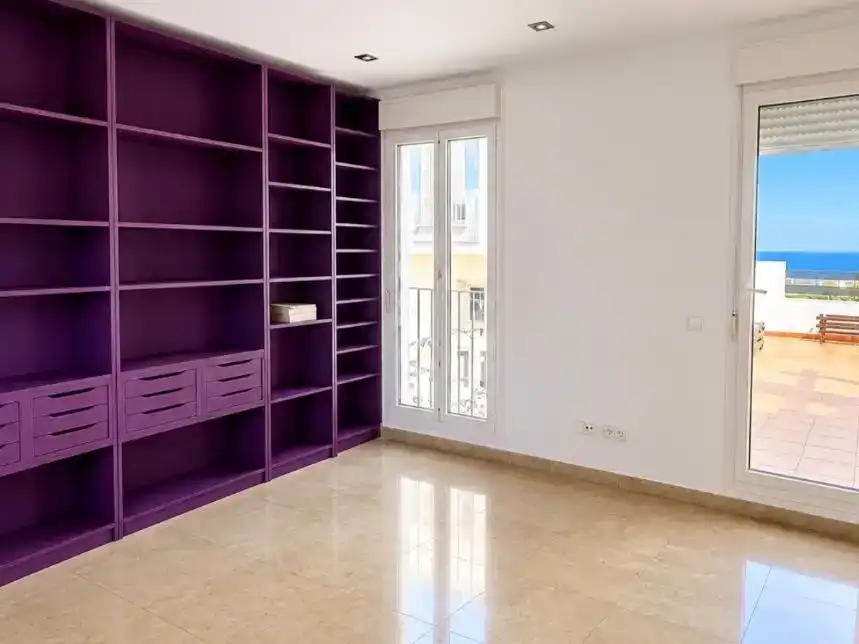 Sala d'estar de Àtic en venda en Manilva amb Piscina i Balcó