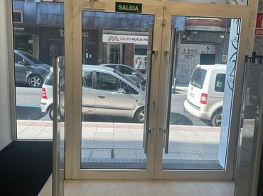 Local comercial de lloguer a Calle Marqués de Teverga 5