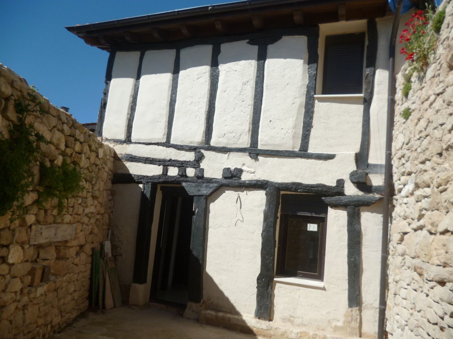 Vista exterior de Casa o xalet en venda en Encío amb Terrassa
