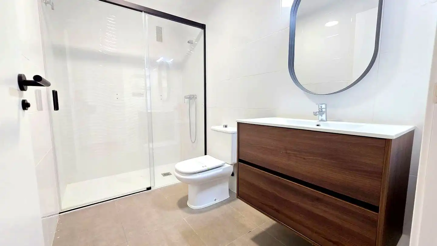 Badezimmer von Wohnung zur Miete in Gandia mit Klimaanlage, Terrasse und Möbliert