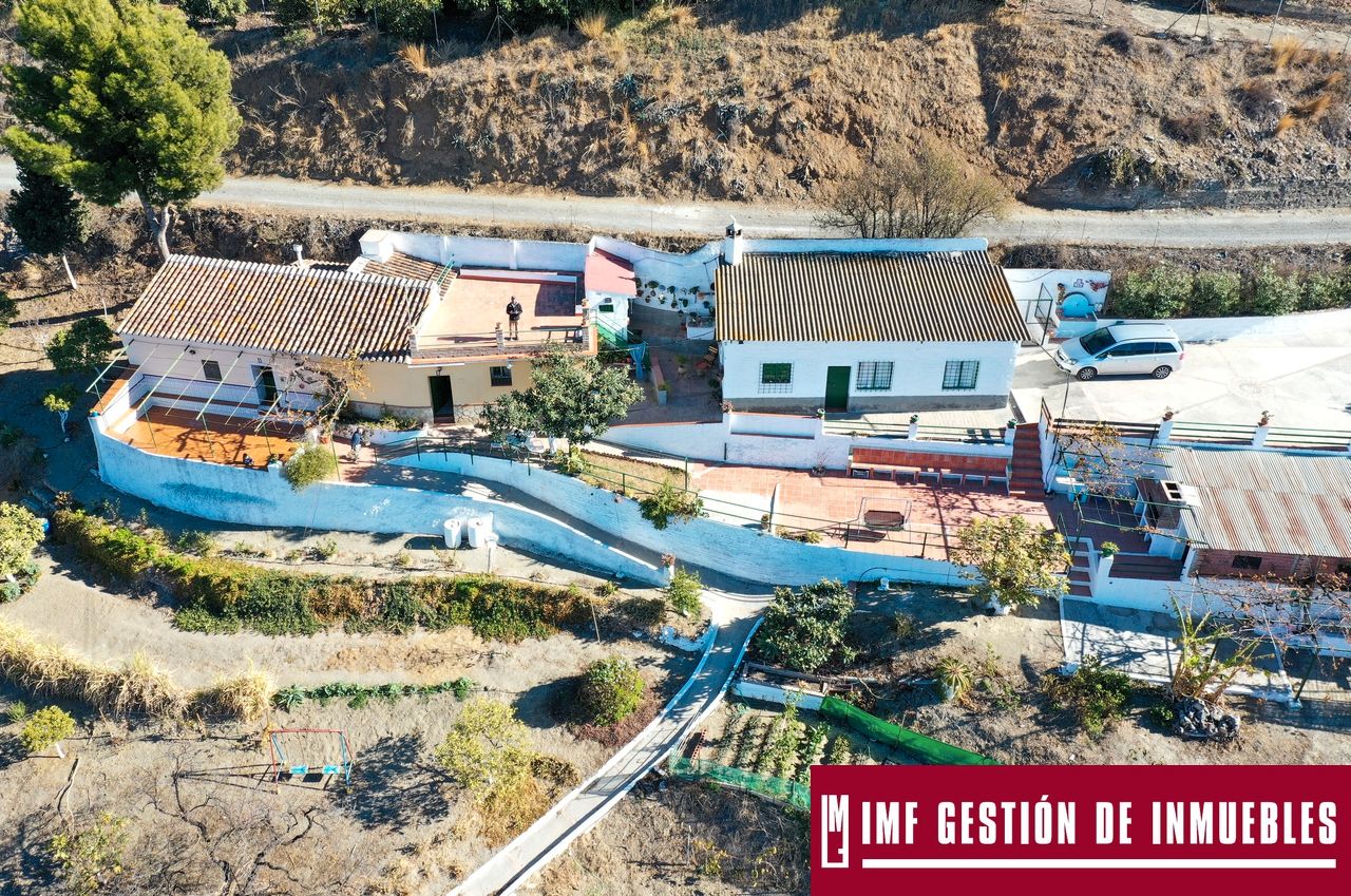 Vista exterior de Finca rústica en venda en Vélez-Málaga amb Jardí privat, Terrassa i Traster