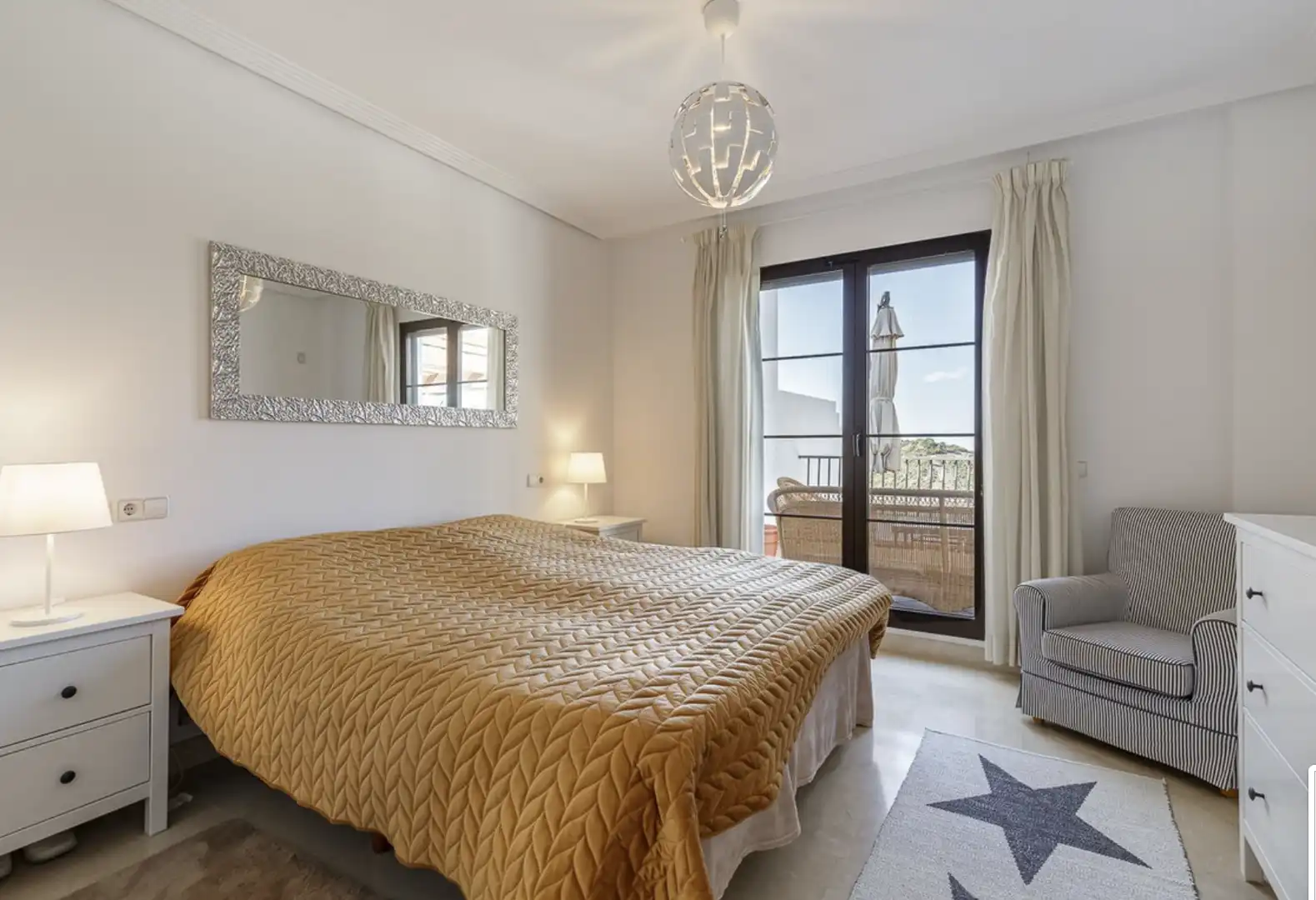Habitación de Ático en venta en Benahavís con Aire acondicionado, Terraza y Trastero