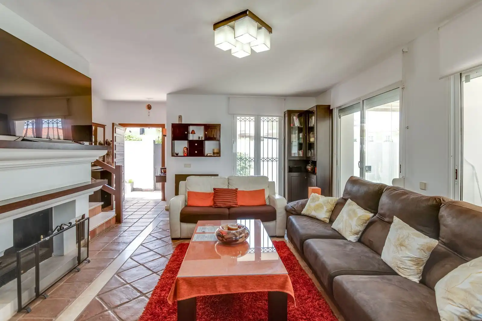 Sala d'estar de Casa o xalet en venda en Manilva amb Aire condicionat, Jardí privat i Piscina