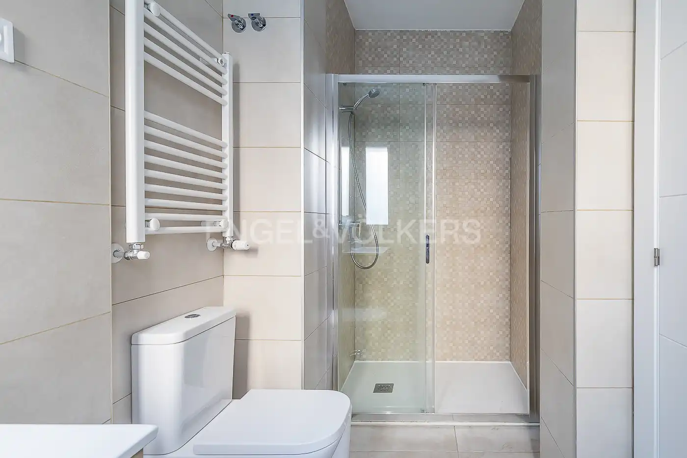 Bany de Apartament de lloguer en Madrid amb Aire condicionat, Calefacció i Moblat
