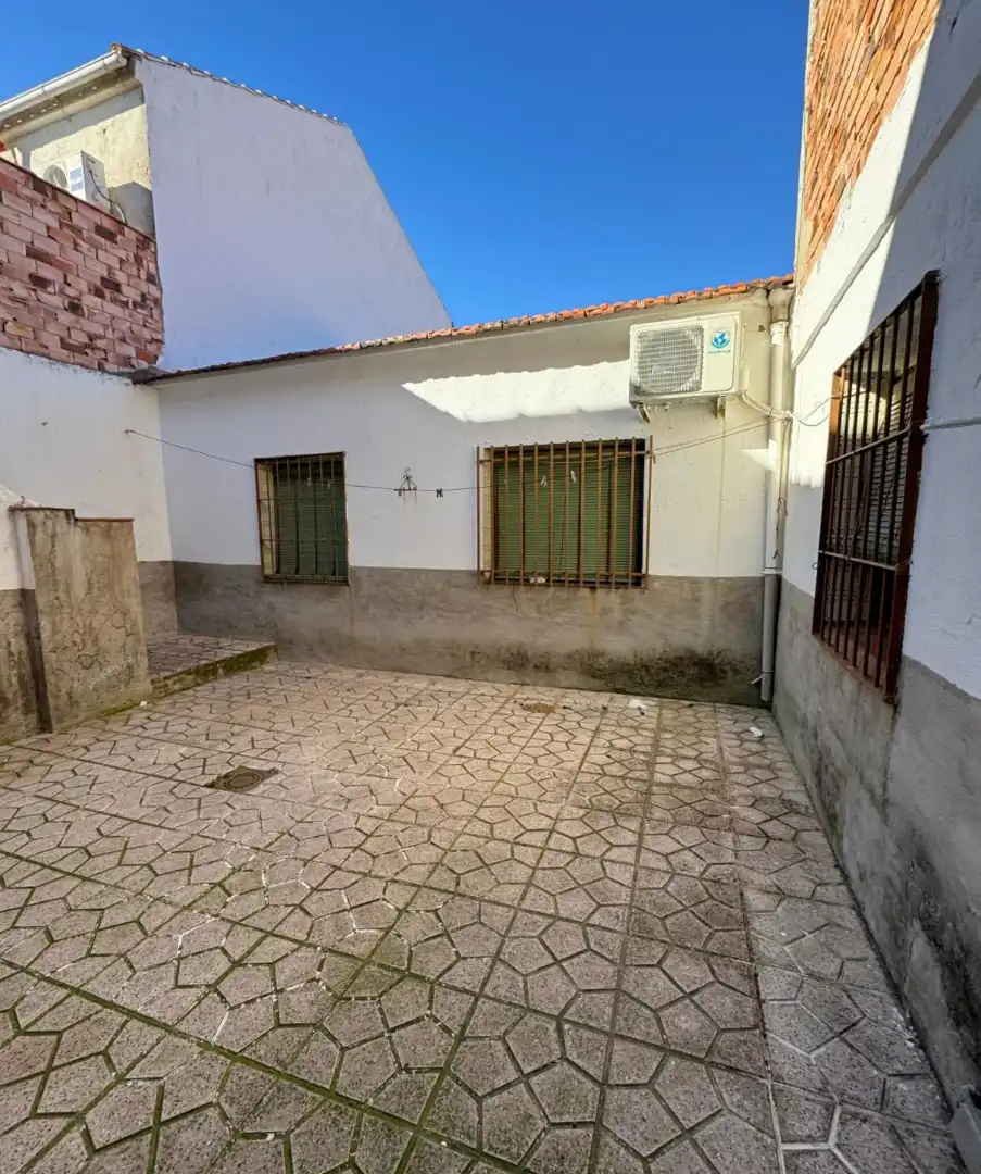 Vista exterior de Casa adosada en venta en Puertollano con Jardín privado, Trastero y Amueblado