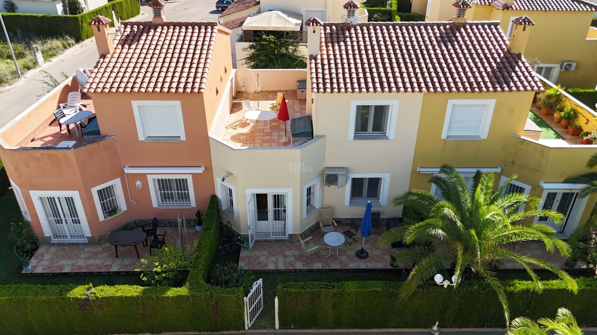 Jardí de Casa adosada en venda en Oliva amb Aire condicionat, Terrassa i Piscina